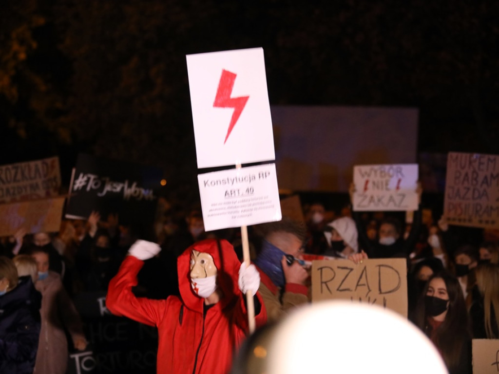 Tłum ludzi strajkował pod siedzibą PiS-u! Znicze i trumna