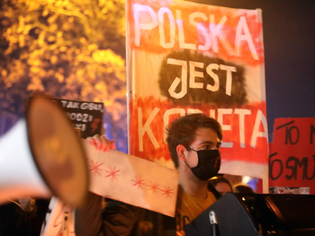 Tłum ludzi strajkował pod siedzibą PiS-u! Znicze i trumna
