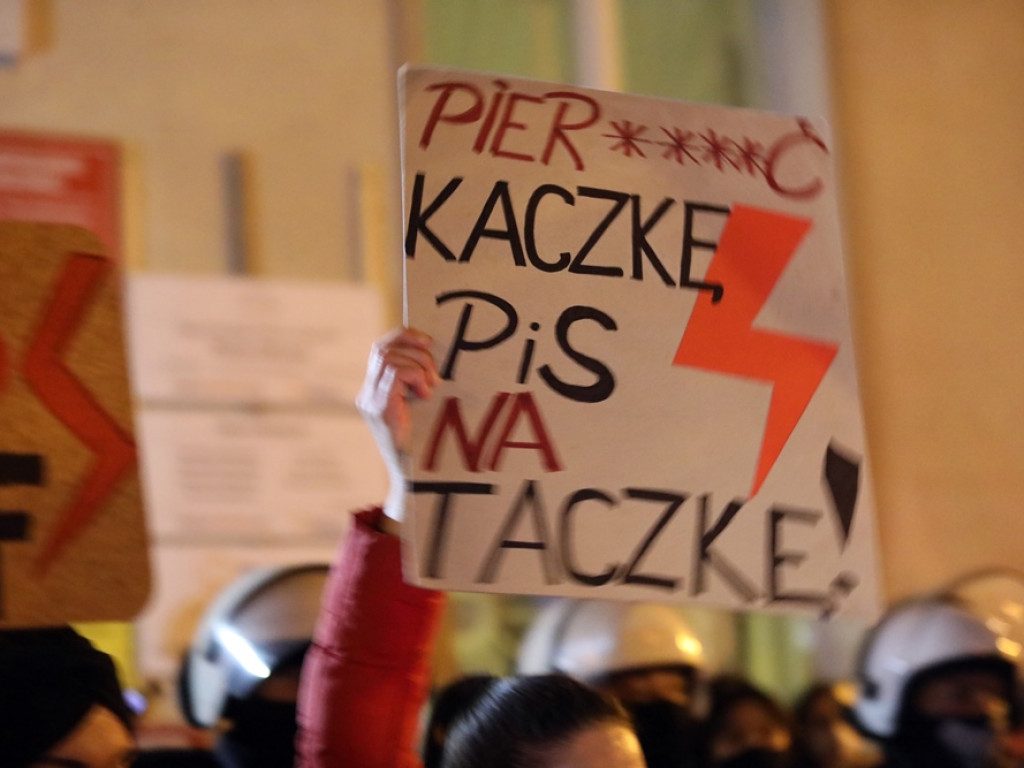 Tłum ludzi strajkował pod siedzibą PiS-u! Znicze i trumna