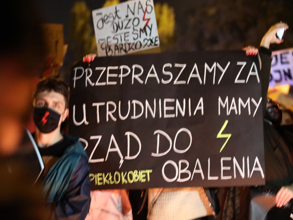 Tłum ludzi strajkował pod siedzibą PiS-u! Znicze i trumna