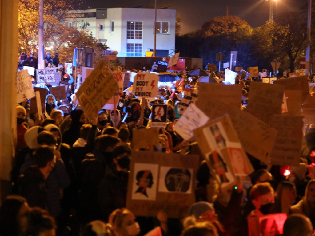 Tłum ludzi strajkował pod siedzibą PiS-u! Znicze i trumna