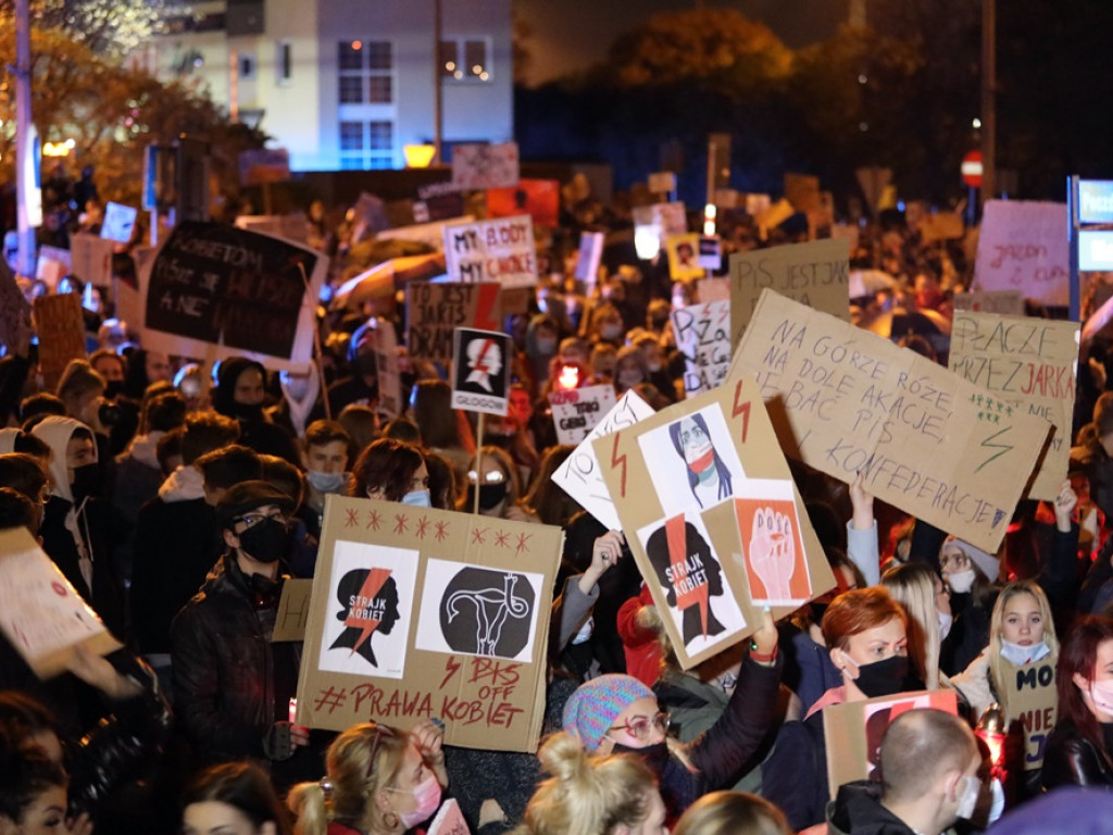 Tłum ludzi strajkował pod siedzibą PiS-u! Znicze i trumna