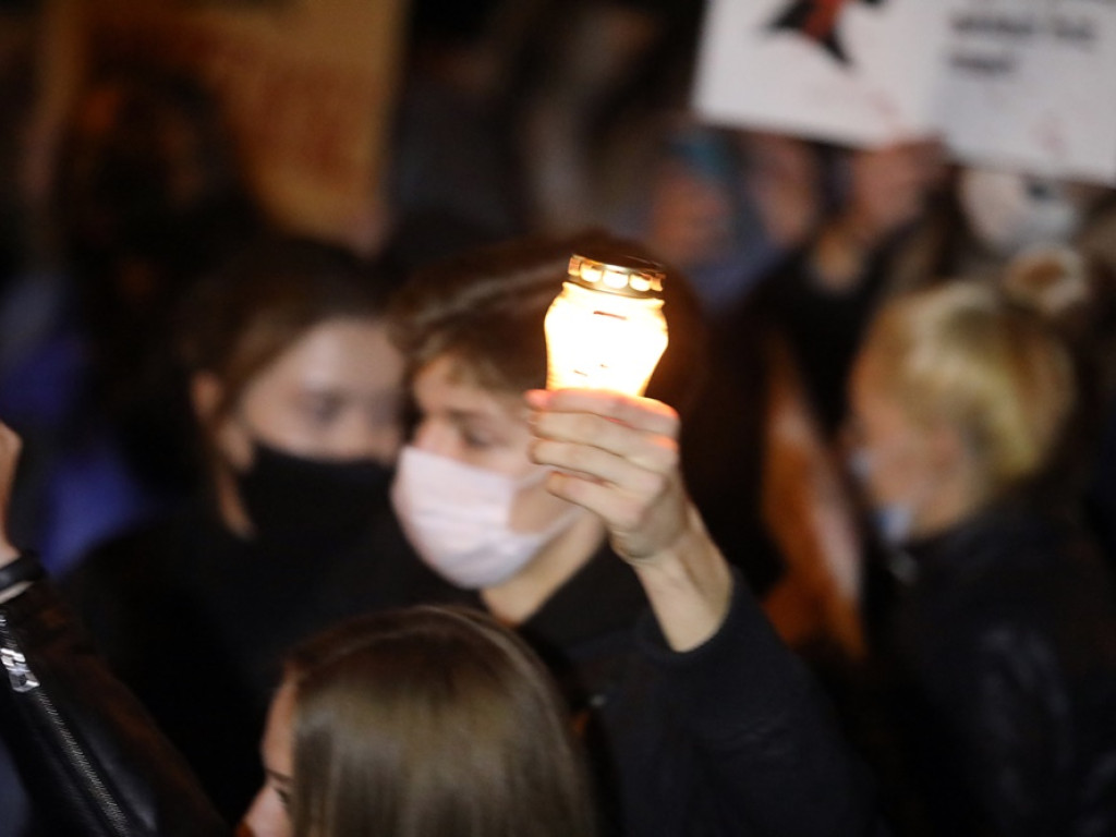 Tłum ludzi strajkował pod siedzibą PiS-u! Znicze i trumna