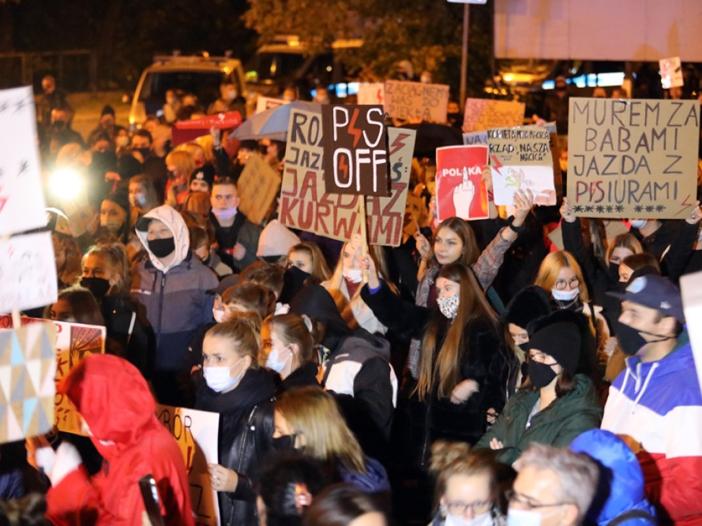 Tłum ludzi strajkował pod siedzibą PiS-u! Znicze i trumna