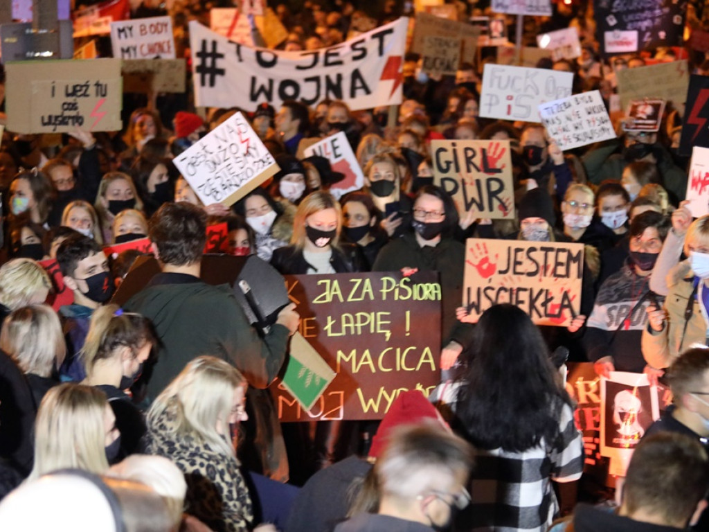 Tłum ludzi strajkował pod siedzibą PiS-u! Znicze i trumna