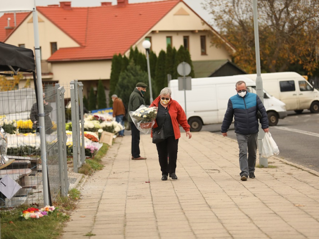Kolejki po znicze i kwiaty na głogowskich cmentarzach