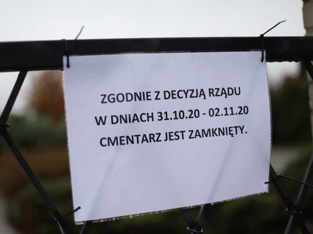 Tłumy na cmentarzu do pierwszej w nocy! A dziś? Bramy zamknięte. Handlarze: Partyzantka premiera