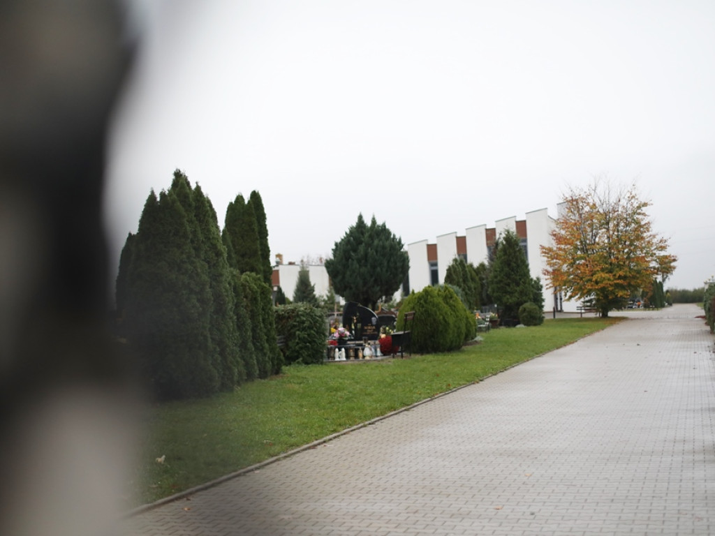 Tłumy na cmentarzu do pierwszej w nocy! A dziś? Bramy zamknięte. Handlarze: Partyzantka premiera