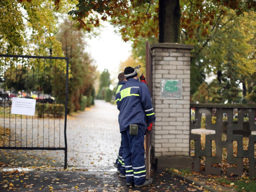 Tłumy na cmentarzu do pierwszej w nocy! A dziś? Bramy zamknięte. Handlarze: Partyzantka premiera