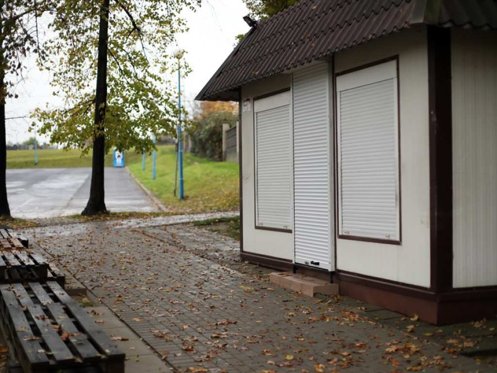 Tłumy na cmentarzu do pierwszej w nocy! A dziś? Bramy zamknięte. Handlarze: Partyzantka premiera