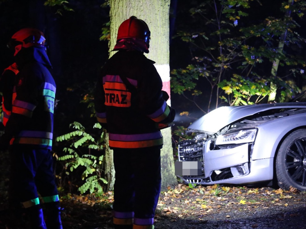Zajechał mu drogę i uciekł. Audi uderzyło w drzewo