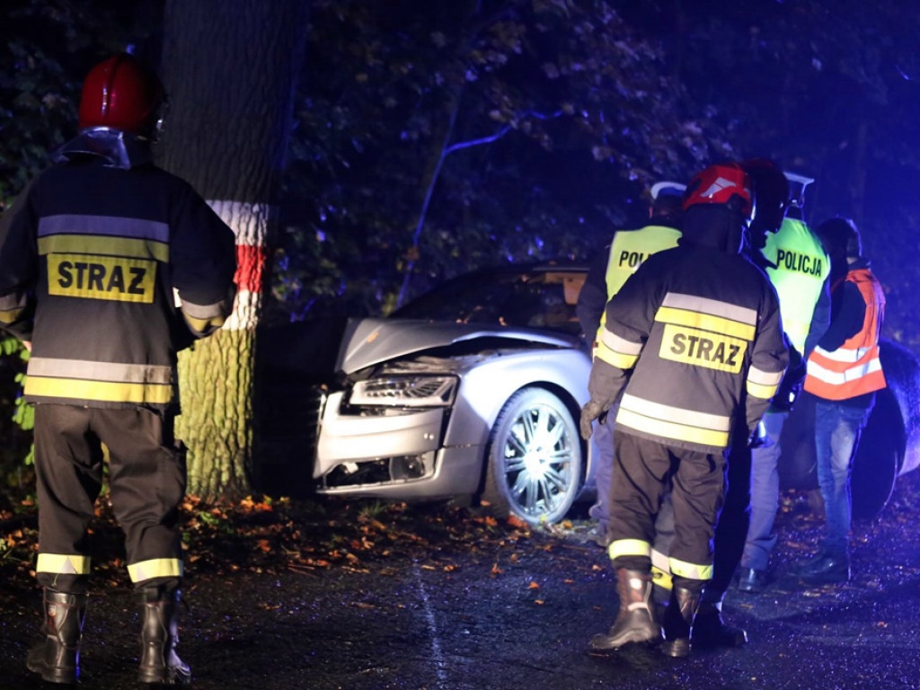 Zajechał mu drogę i uciekł. Audi uderzyło w drzewo