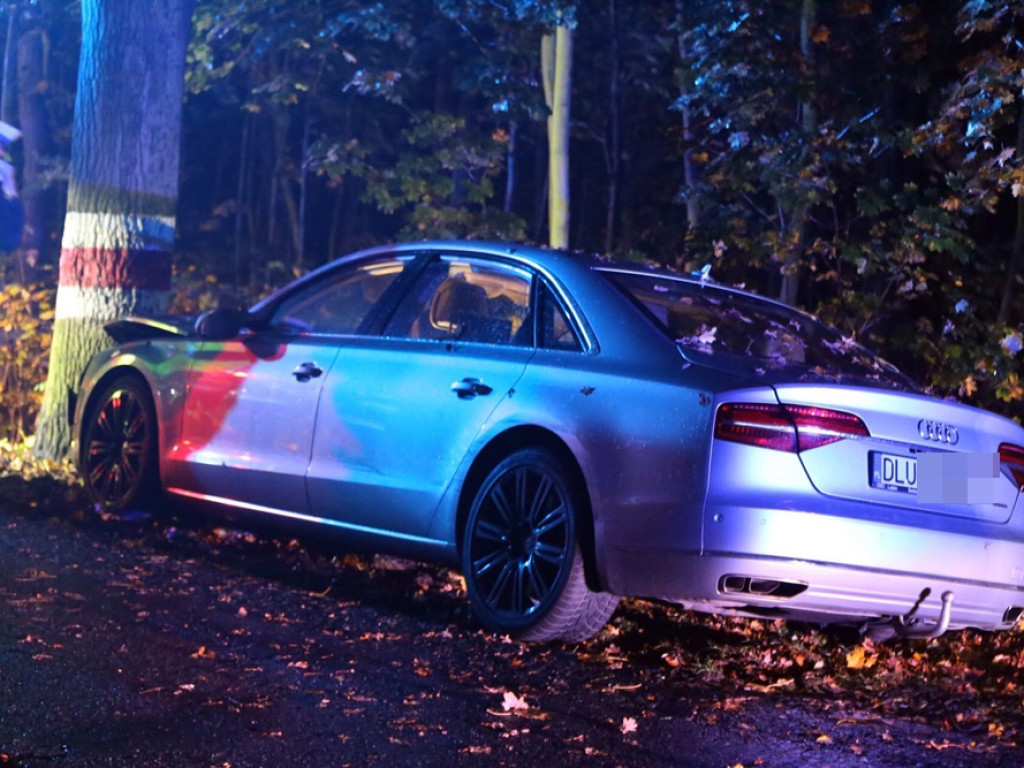 Zajechał mu drogę i uciekł. Audi uderzyło w drzewo