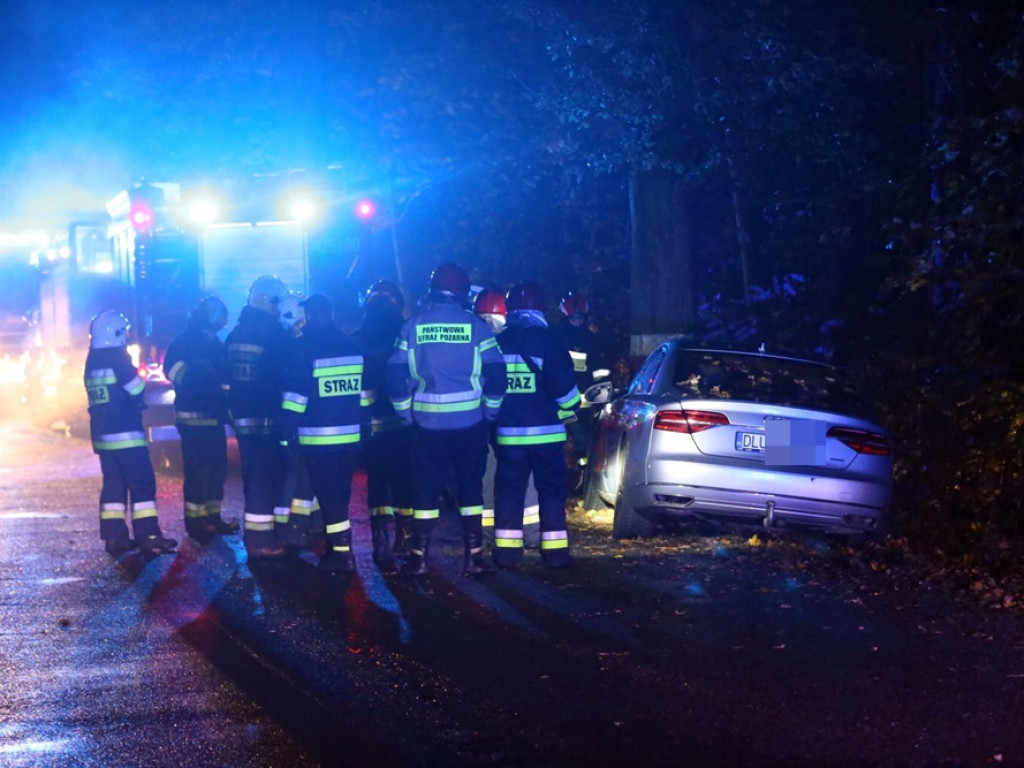 Zajechał mu drogę i uciekł. Audi uderzyło w drzewo