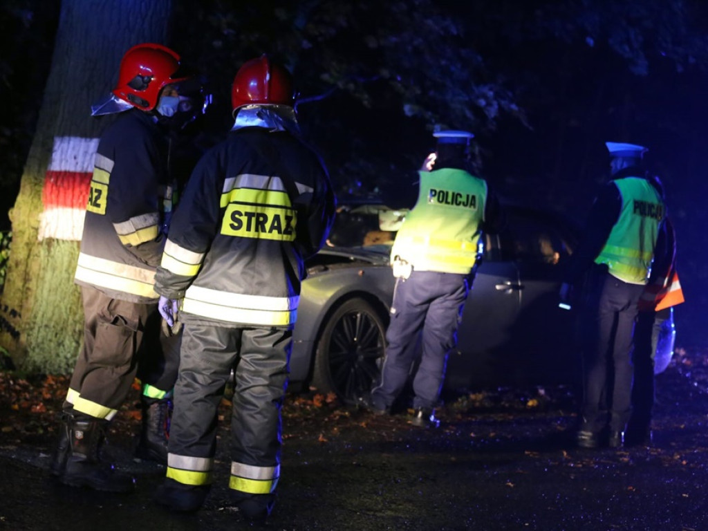 Zajechał mu drogę i uciekł. Audi uderzyło w drzewo