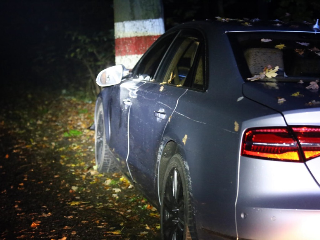 Zajechał mu drogę i uciekł. Audi uderzyło w drzewo