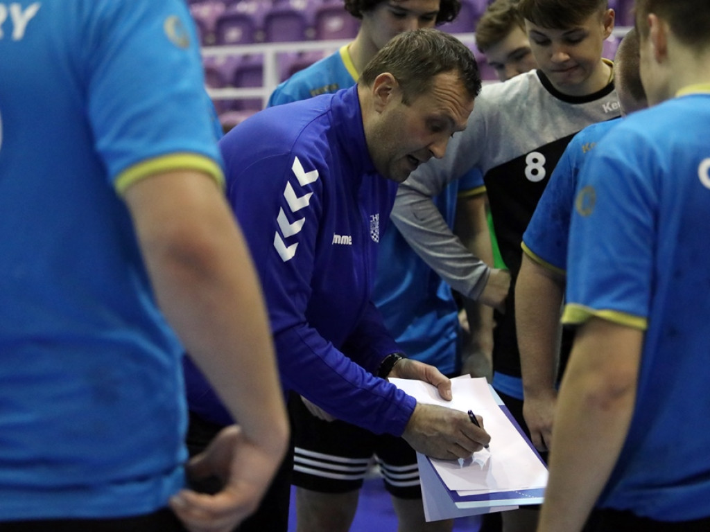 Spore problemy juniorów na parkiecie zakończone wysoką porażką