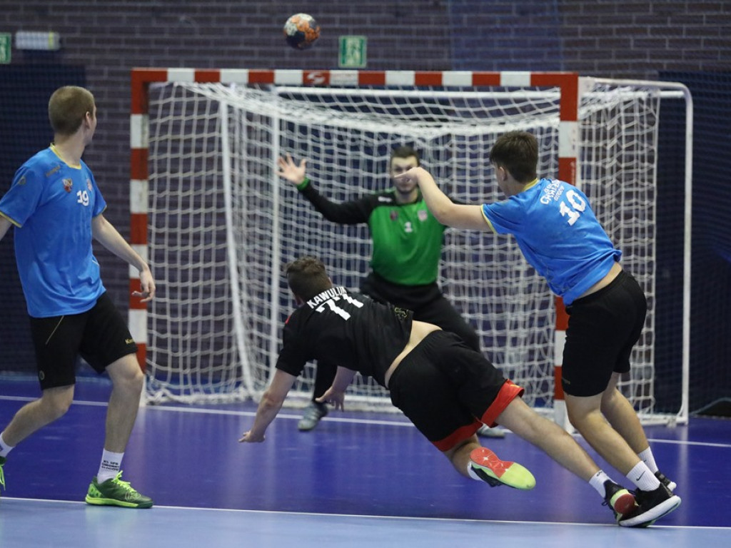 Spore problemy juniorów na parkiecie zakończone wysoką porażką