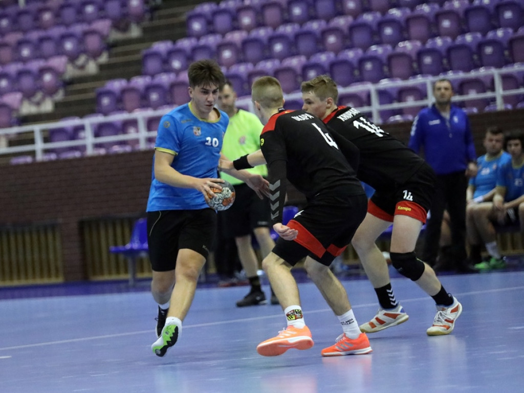 Spore problemy juniorów na parkiecie zakończone wysoką porażką