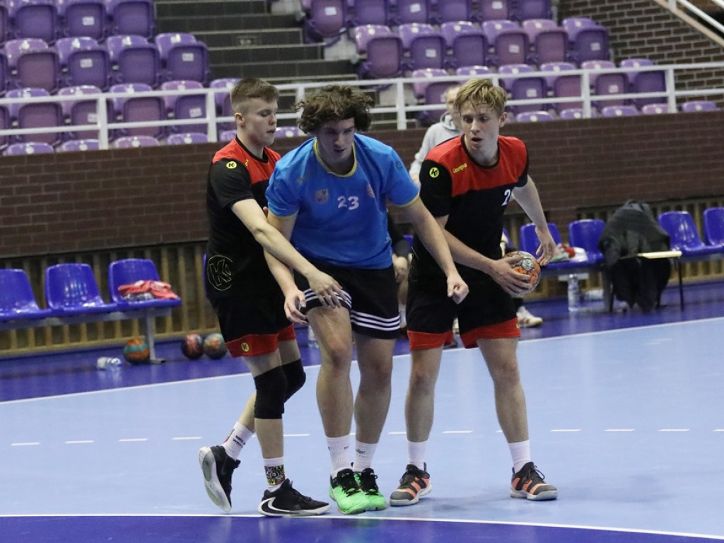 Spore problemy juniorów na parkiecie zakończone wysoką porażką