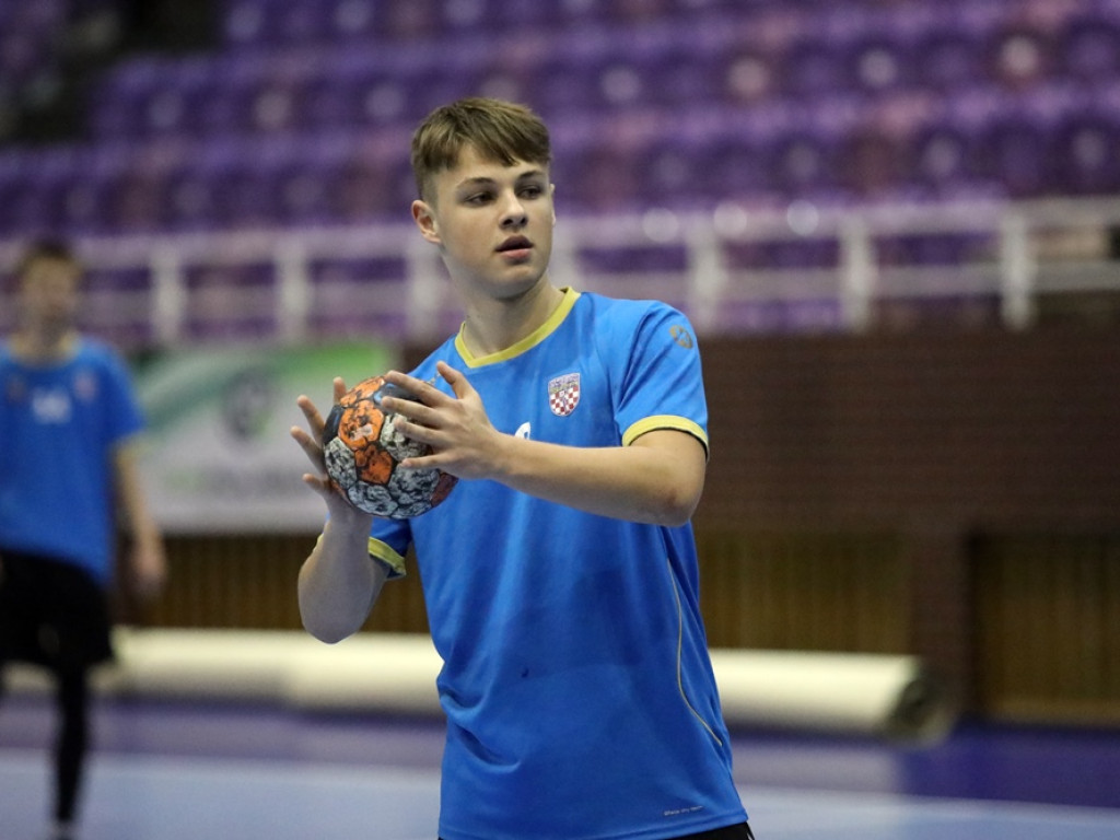 Spore problemy juniorów na parkiecie zakończone wysoką porażką