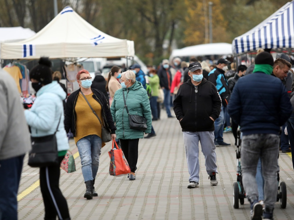 Galerie zamknięte, ale na targowisku tłumów nie ma. 