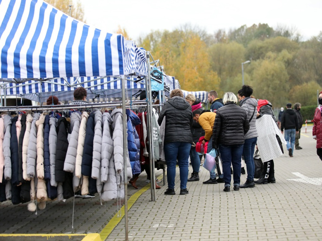 Galerie zamknięte, ale na targowisku tłumów nie ma. 