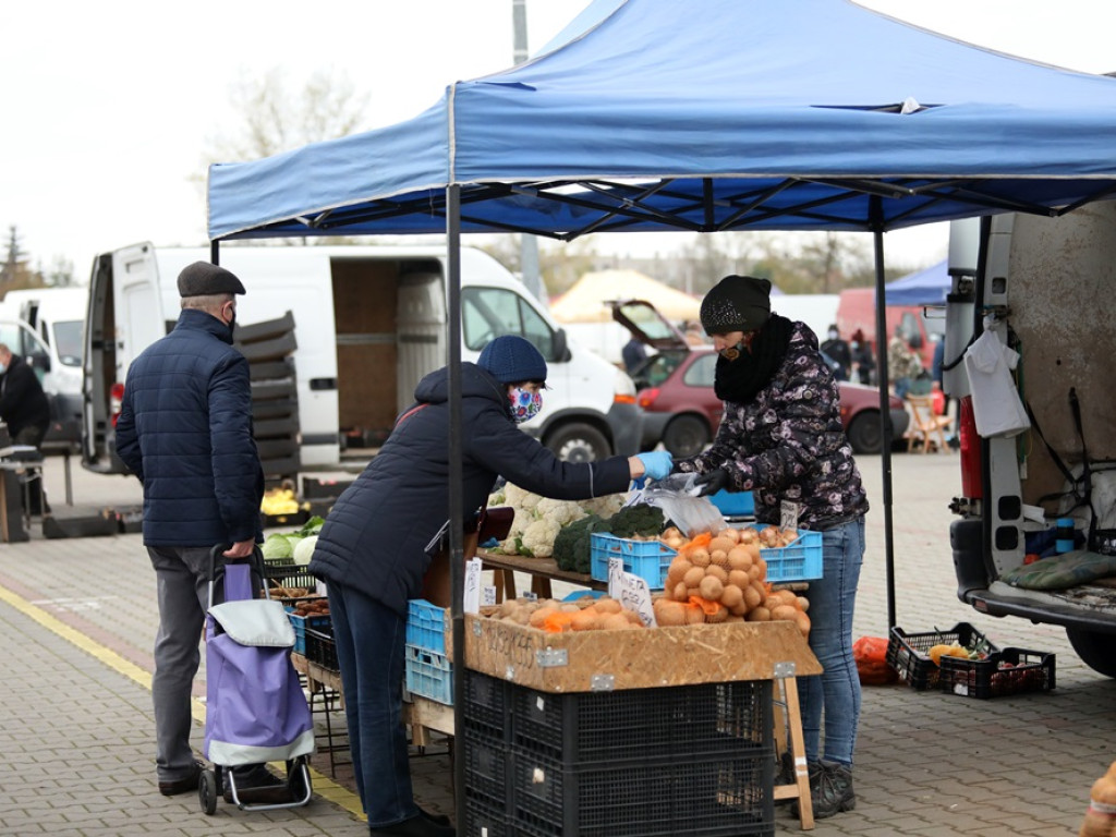 Galerie zamknięte, ale na targowisku tłumów nie ma. 