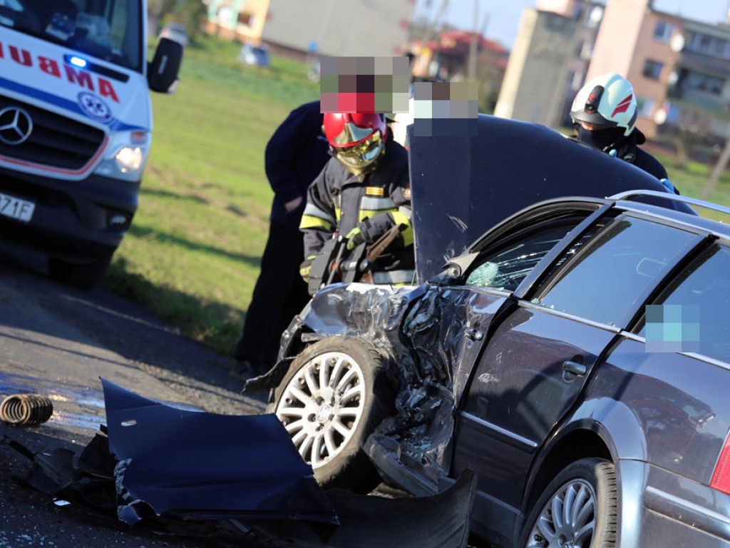 Zderzenie dwóch aut w Jerzmanowej. Jedna osoba w szpitalu