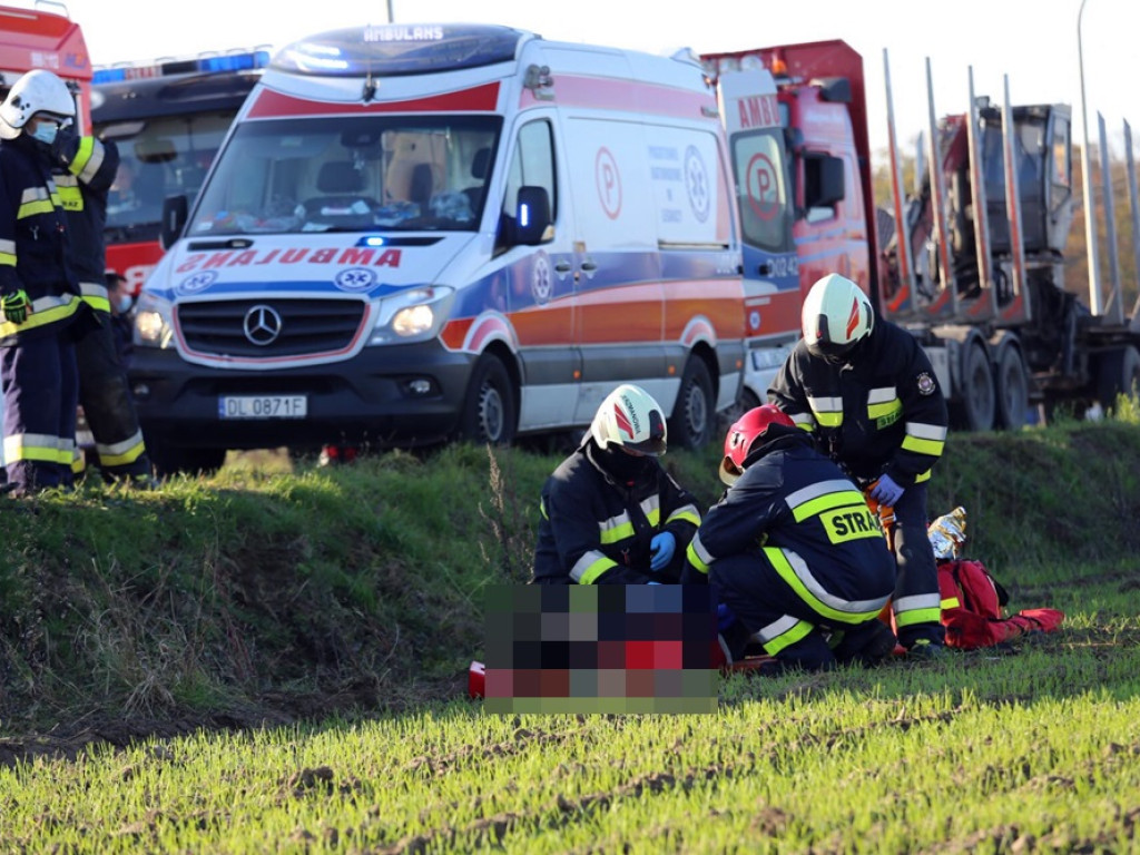 Zderzenie dwóch aut w Jerzmanowej. Jedna osoba w szpitalu