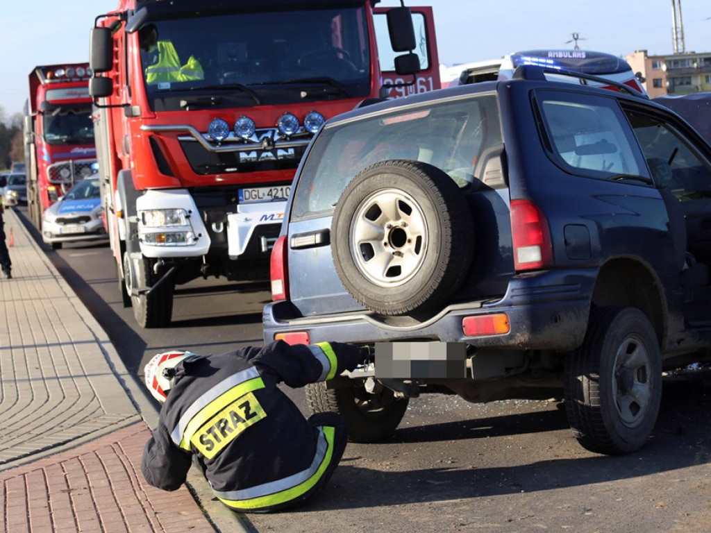 Zderzenie dwóch aut w Jerzmanowej. Jedna osoba w szpitalu