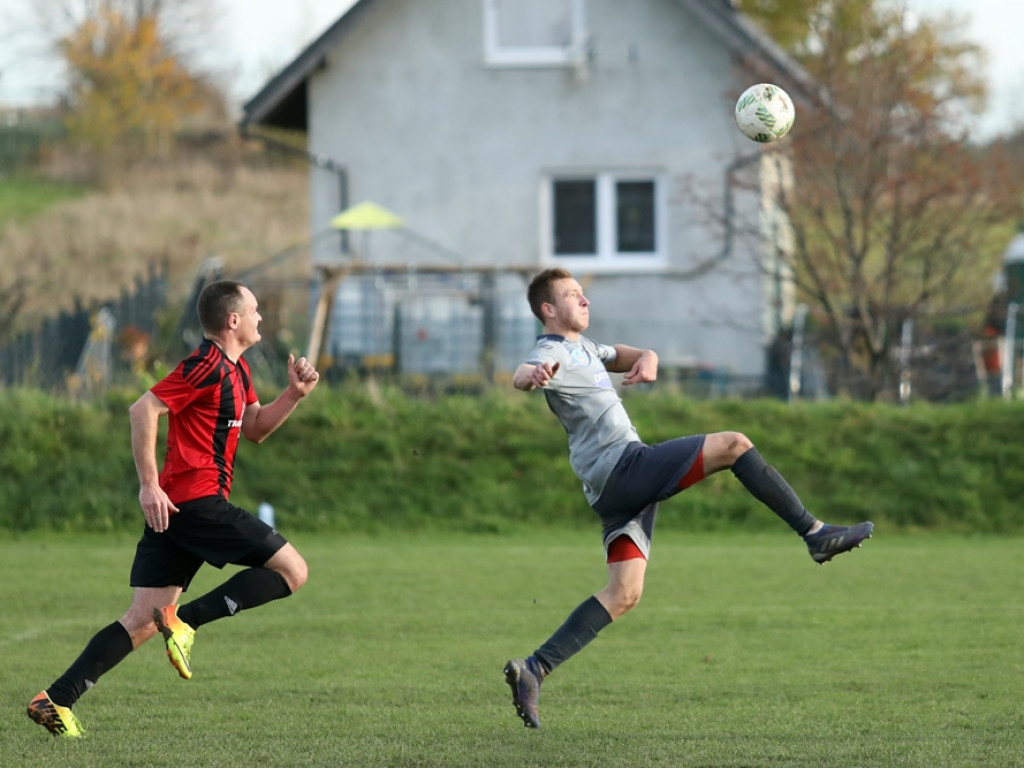 Piękna bramka z dystansu! Sokół Jerzmanowa rewelacją jesieni