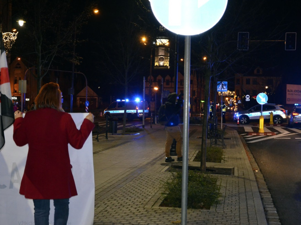 Strajk kobiet w Głogowie. Ułożyły znicze w kształcie błyskawicy