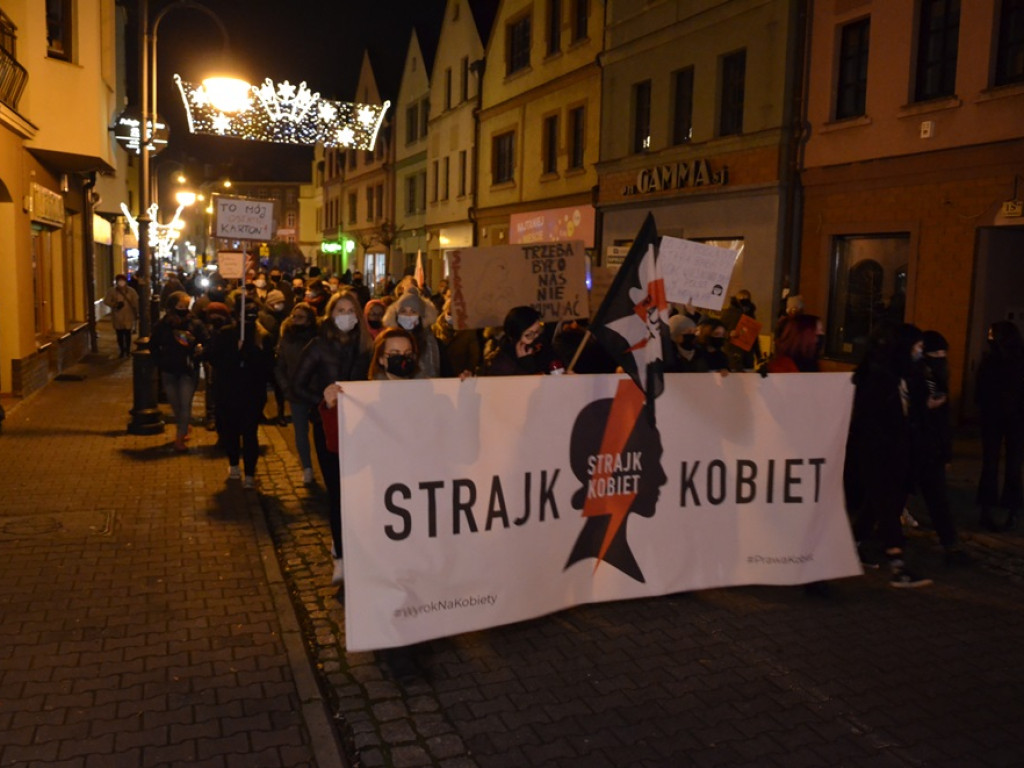 Strajk kobiet w Głogowie. Ułożyły znicze w kształcie błyskawicy