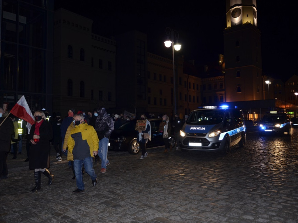 Strajk kobiet w Głogowie. Ułożyły znicze w kształcie błyskawicy