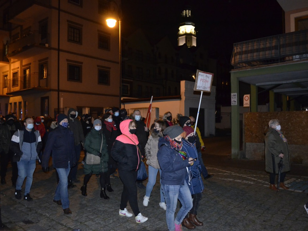 Strajk kobiet w Głogowie. Ułożyły znicze w kształcie błyskawicy
