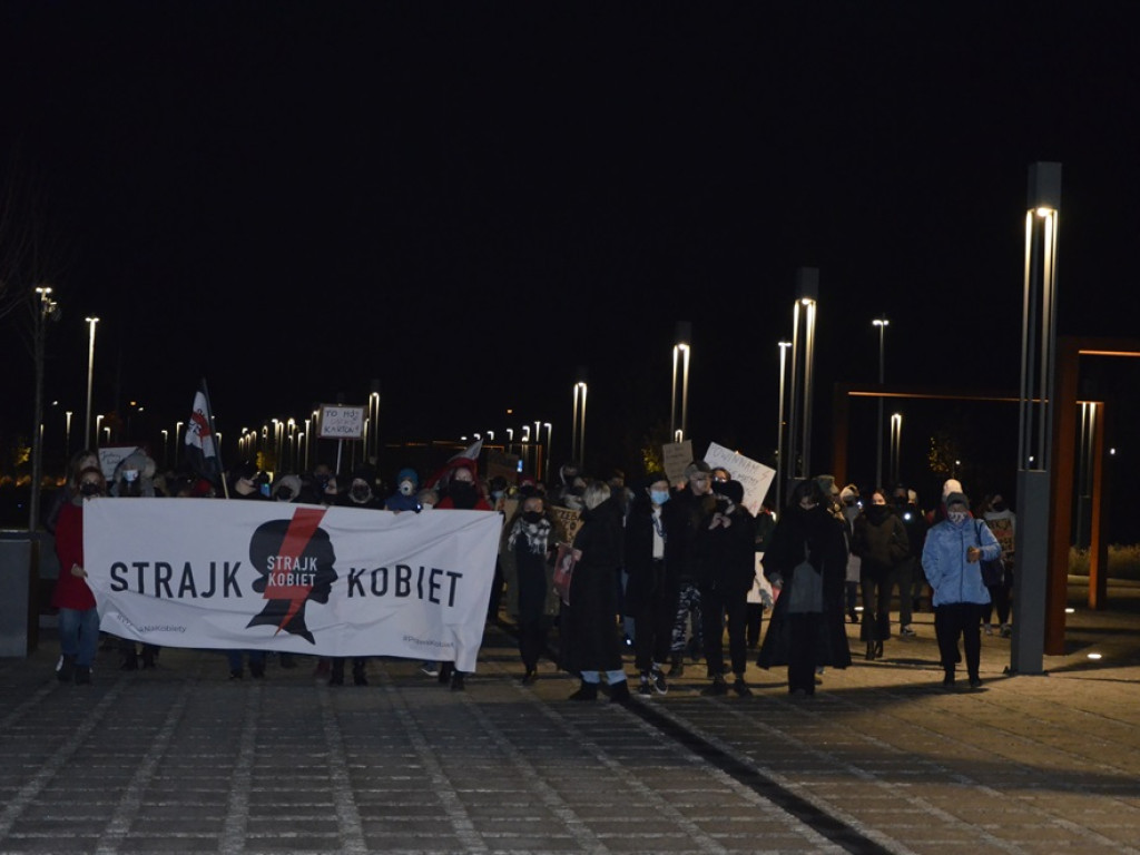Strajk kobiet w Głogowie. Ułożyły znicze w kształcie błyskawicy