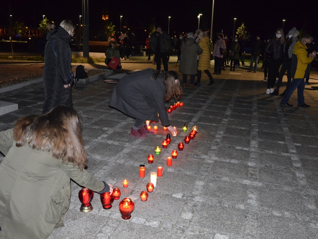 Strajk kobiet w Głogowie. Ułożyły znicze w kształcie błyskawicy