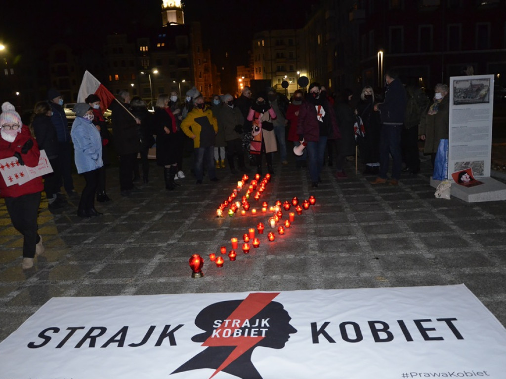 Strajk kobiet w Głogowie. Ułożyły znicze w kształcie błyskawicy