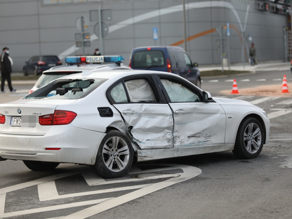 BMW wymusiło pierwszeństwo. Matka i 6-letnie dziecko w szpitalu