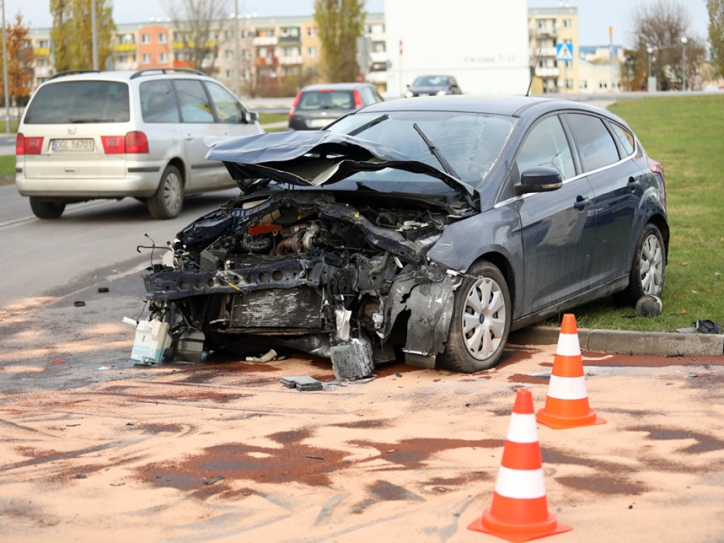 BMW wymusiło pierwszeństwo. Matka i 6-letnie dziecko w szpitalu