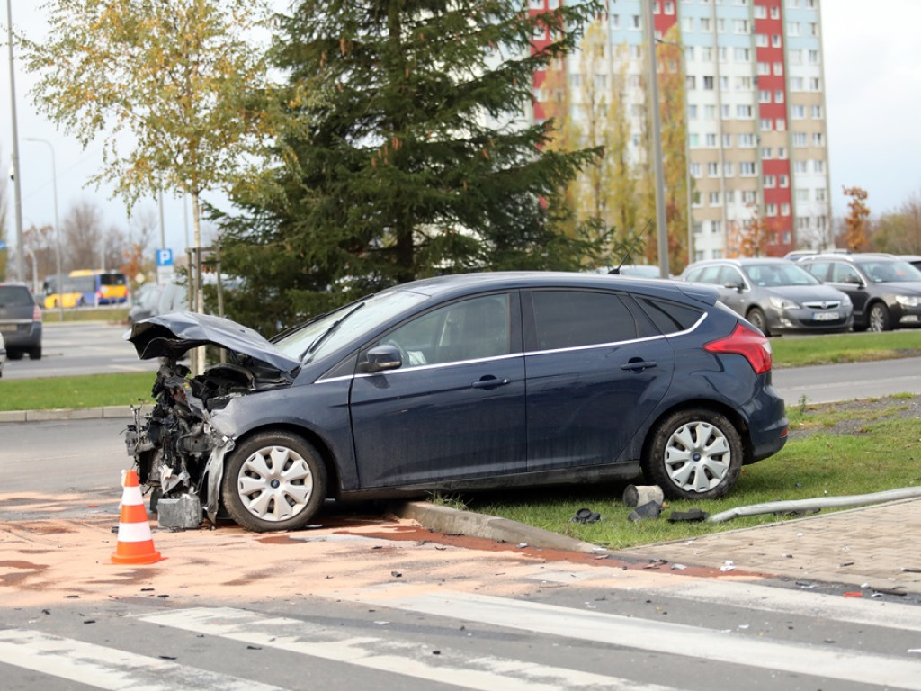 BMW wymusiło pierwszeństwo. Matka i 6-letnie dziecko w szpitalu