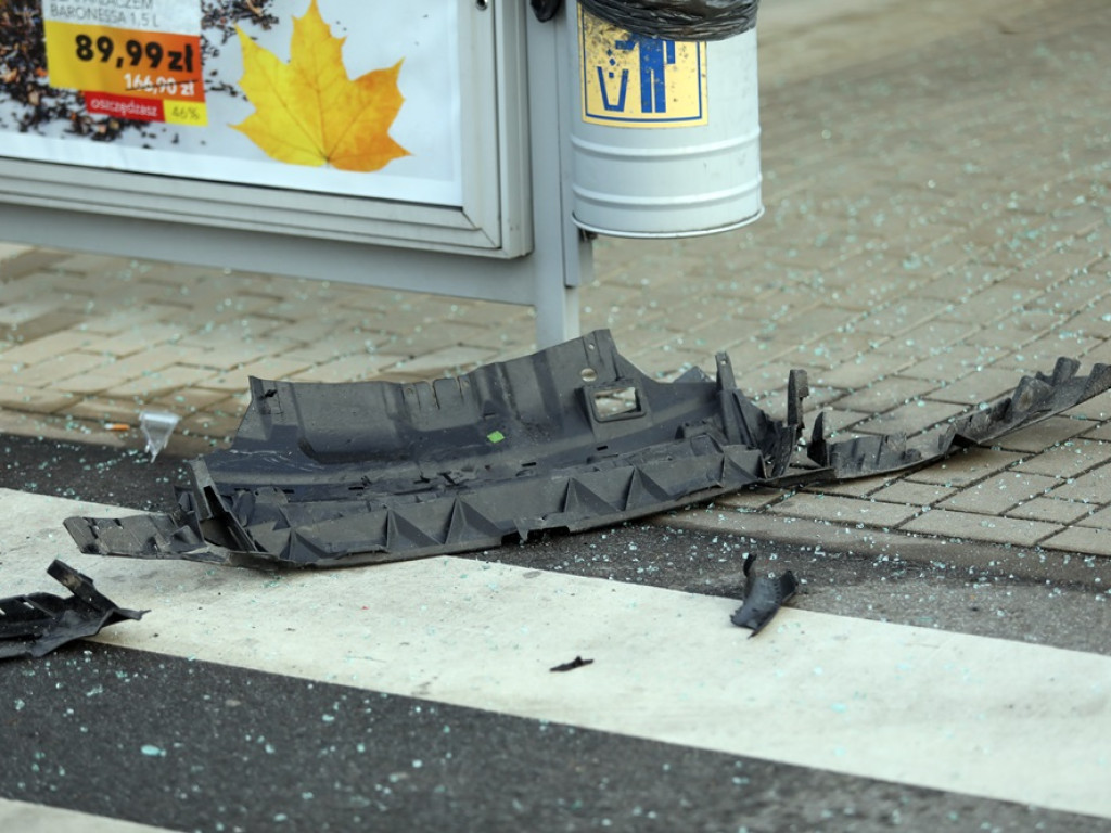 BMW wymusiło pierwszeństwo. Matka i 6-letnie dziecko w szpitalu