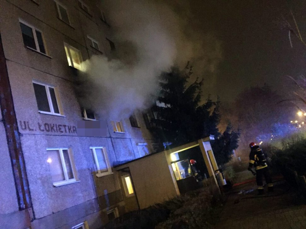 Pożar mieszkania w bloku przy ul Łokietka. Sąsiedzi mówią, że doszło do wybuchu