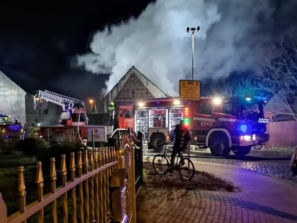 Pożar sadzy w kominie. Ogień objął cały dach