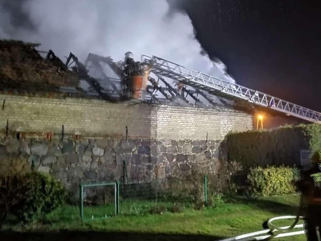 Pożar sadzy w kominie. Ogień objął cały dach