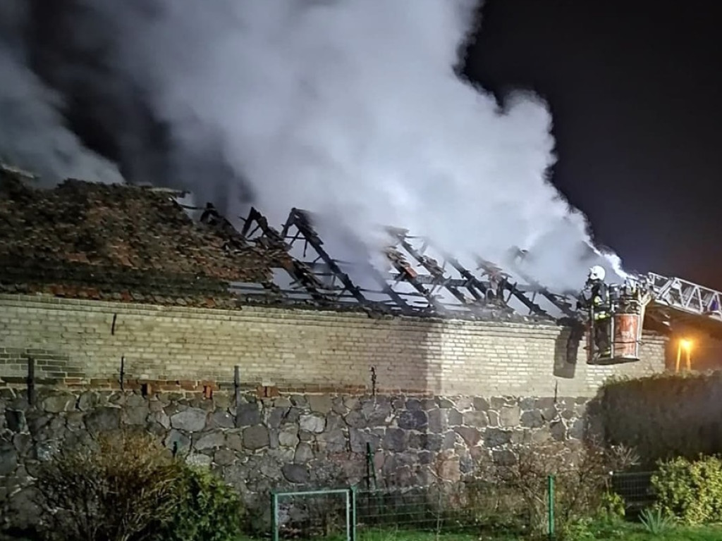 Pożar sadzy w kominie. Ogień objął cały dach