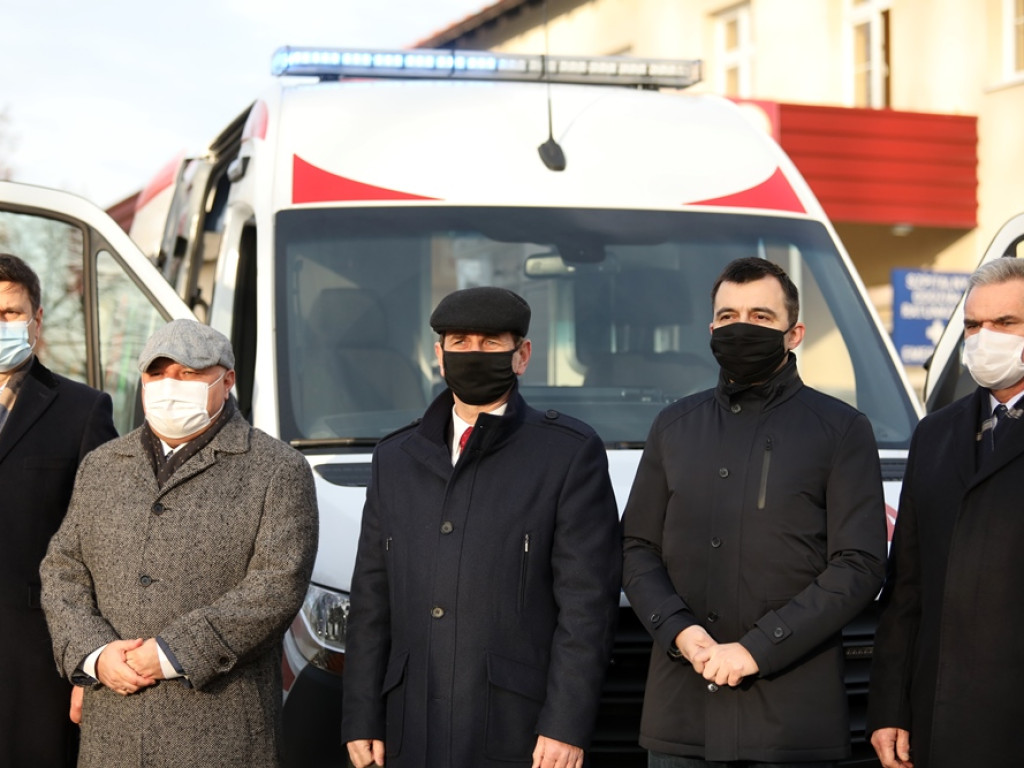 Nowa karetka dla szpitala w Głogowie. Złożyły się lokalne samorządy