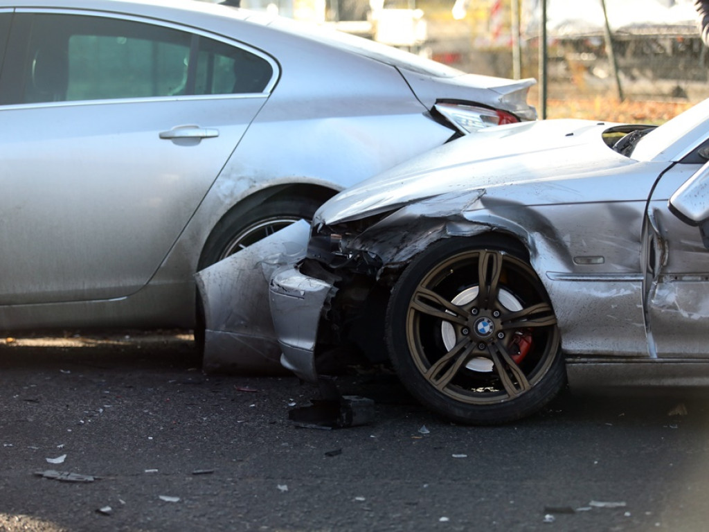 Wypadek na ulicy Elektrycznej. Rozbity ford i BMW