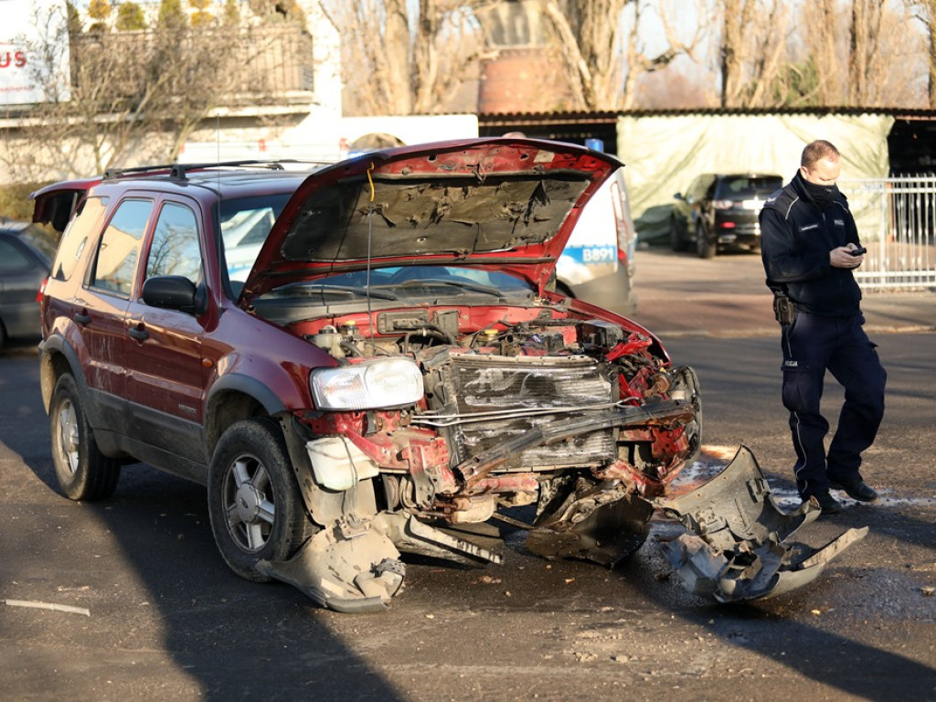 Wypadek na ulicy Elektrycznej. Rozbity ford i BMW
